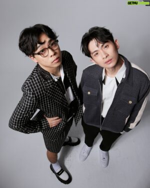 Lung Hor Instagram - 出國巡迴，總是要帶一個伴吧！
海外觀眾我來了 🚀
（照片為 喜劇演員＆翻譯員 的合照）