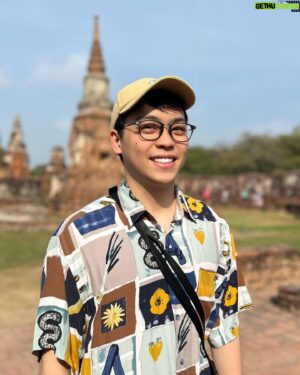 Lung Hor Instagram - 拿鐵、抹茶、咖哩、番茄醬、麻辣燙都是我的愛
但我的舌頭愛，牙齒卻不愛
就算我不菸不檳榔，牙齒還是因為吃東西泛黃

所以最近我跑去做了傳說中的「冷光美白」
感謝 #從心牙醫診所 的專業服務 👩‍⚕️
在一次的療程中就讓我的牙齒達到理想的美白效果，一次白到位！

診所裝潢的像是網美文青旅館
醫師、牙助都年輕又親切貼心
全程幫超級無敵害怕看牙醫的我吸口水 💧

過程中還體驗到了最近很紅的「口掃機」
這機器真的是太酷了

以後講 Open Mic 一遇到冷場，我就直接燦笑
反正我牙齒很白！🦷✨

大家別忘記【冷光美白】是專業醫療行為
記得要到牙醫診所經過專業醫師諮詢後才可以施作
【從心牙醫】@lesourire.dental
【鄭安傑醫師】@blake_012018
#從心牙醫 #冷光美白 #美學專科