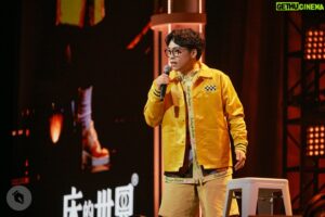 Lung Hor Instagram - 登上小巨蛋的前一刻很不緊張，讓我很緊張
⠀
不知道具體原因
也許是今年有搭擋
也許是已經在國外巡迴 11 場，段子熟悉了
也許是夜夜秀經歷的種種，我的情緒起伏變得疲乏了
⠀
但出場樂一響起，跳上舞台的瞬間
我感受到講喜劇多年，從來沒有過的體悟
除了彈跳出場膝蓋痛之外，是療癒
摁，竟然是療癒呀
⠀
我明白了
能自由地在台上講笑話、賺笑聲
這是我願意付出一切也不願割捨的
⠀
即使多數人不認同、不看好也罷
是時候放下了
畢竟我想成為一個很酷的喜劇演員
學習不在乎很多事，才是最酷的
⠀
以前演出都是在「放電」
沒想到這次演出是「充電」
⠀
一萬七千多名坐在小巨蛋的觀眾
以及數千名的海外巡迴觀眾
感謝你/妳們沒有放棄台灣喜劇
⠀
感謝這次有被我寫進笑話的 KOL
你們都是在我炎上時幫助我很多的朋友
⠀
政治正確殺不死喜劇，政治也是。
⠀
——
⠀
錯過現場演出，現在預購線上版
演後限時優惠只要 NT$299 🔥
✸ 點擊 @str_network 主頁連結搶先預購 💻