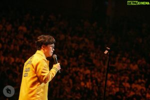 Lung Hor Instagram - 登上小巨蛋的前一刻很不緊張，讓我很緊張
⠀
不知道具體原因
也許是今年有搭擋
也許是已經在國外巡迴 11 場，段子熟悉了
也許是夜夜秀經歷的種種，我的情緒起伏變得疲乏了
⠀
但出場樂一響起，跳上舞台的瞬間
我感受到講喜劇多年，從來沒有過的體悟
除了彈跳出場膝蓋痛之外，是療癒
摁，竟然是療癒呀
⠀
我明白了
能自由地在台上講笑話、賺笑聲
這是我願意付出一切也不願割捨的
⠀
即使多數人不認同、不看好也罷
是時候放下了
畢竟我想成為一個很酷的喜劇演員
學習不在乎很多事，才是最酷的
⠀
以前演出都是在「放電」
沒想到這次演出是「充電」
⠀
一萬七千多名坐在小巨蛋的觀眾
以及數千名的海外巡迴觀眾
感謝你/妳們沒有放棄台灣喜劇
⠀
感謝這次有被我寫進笑話的 KOL
你們都是在我炎上時幫助我很多的朋友
⠀
政治正確殺不死喜劇，政治也是。
⠀
——
⠀
錯過現場演出，現在預購線上版
演後限時優惠只要 NT$299 🔥
✸ 點擊 @str_network 主頁連結搶先預購 💻
