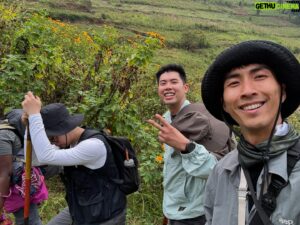 Lung Hor Instagram - 與 @thedodomen 的快閃非洲之旅🦍
我好恨那一支飛鏢呀🎯

謝謝 @cheneric924 @ilee0223 帶我狠狠地跳脫舒適圈
從轉機✈️開始就體驗到絕望
到烏干達🇺🇬的高山上又痛苦到極點

即便如此，我還是覺得待三天實在是太少了
可惡啊！好想再去！

非洲也許這輩子真的只去一次
期待影片囉😎

#烏干達 #盧安達 #非洲 #賀瓏夜夜秀 
#電信網卡認證的剛果