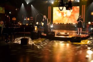 Lunou Zucchini Instagram - En duo avec la belle @larafabianofficial à @bonsoirbonsoirrc sur les ondes de Radio-Canada @icirctele, ce soir 21h ❤

Crédit photo : Karine Dufour