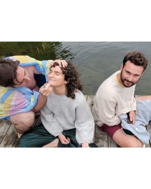 Lunou Zucchini Instagram - Souper à 23h, apprendre des chorégraphies dans le salon et commencer ses journées avec du rosé. Vacancière professionnelle avec les joli.e.s ami.e.s 🍀