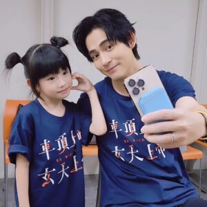 Luo Fei Chang Instagram - ❤️仔仔叔叔與我❤️
不管我講了什麼笑話
仔仔叔叔都會哈哈大笑
不管我問了什麼問題
仔仔叔叔都會不厭其煩
很有耐心的回答解釋著
在戲裡或出席活動
都很細心的照顧著我
謝謝您仔仔叔叔❤️
我很幸運
#車頂上的玄天上帝全台熱映中
#周渝民 #日興阿公與小芙月張絡扉
#甲上娛樂