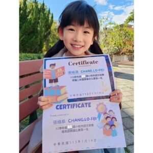 Luo Fei Chang Instagram - 扉結業式當天
因有工作提早去接她
導師說絡扉拿了好多獎
一看有三張
校內閩南語朗讀比賽🥇No.1
二年級硬筆字比賽 🥇No.1
還有班級「最佳畫畫獎」
以及最有趣的「最佳說書人獎」😆
問扉怎會有「說書人」獎
她也一頭霧水🙃
#謝謝老師們的教導辛苦了🙏