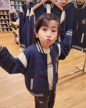 Luo Fei Chang Instagram - 👩：來～我拍一張，看穿起來好不好看
👧：（圖1）媽媽怎樣～好看嗎😚