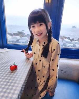 Luo Fei Chang Instagram - 我的辮子可以飛
也可以掃桌子喔
#玩髮趣