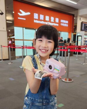 Luo Fei Chang Instagram - 好好玩的拍立得
扉扉拿著這台拍了好多喜歡的人
還有劇組的哥哥姐姐😍
#感謝粉絲姨姨姐姐們送了扉扉滿屋子的禮物❤️
