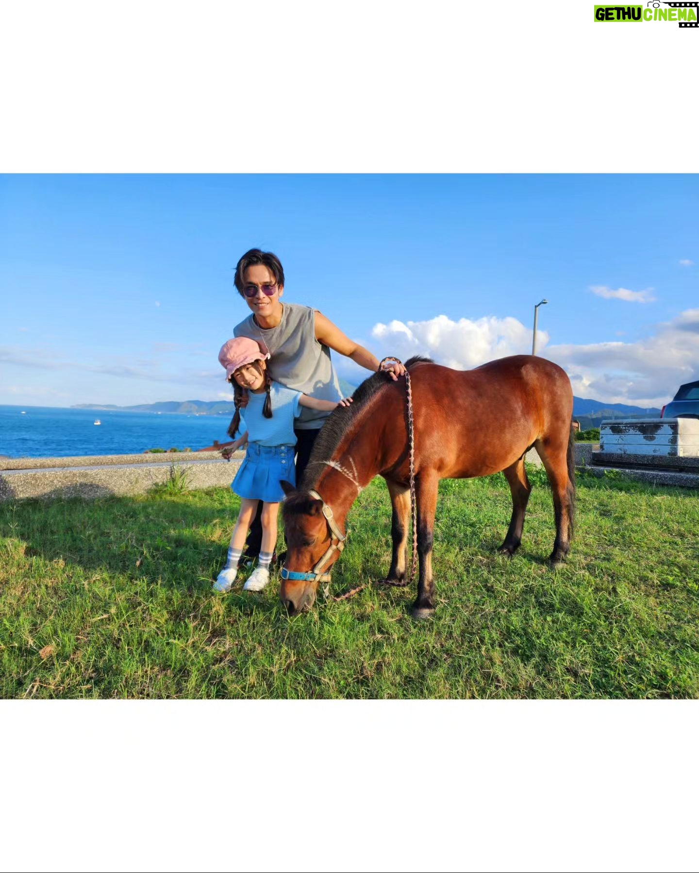 Luo Fei Chang - 1.3K Likes - 與Gino爸比用完餐去散步
巧遇飼主溜馬
上次遇到這小馬兒
牠很勤奮的在吃草
這次再見到牠
一樣很努力的在吃草😆
看牠吃草的樣子好療癒喔🥰
THE HAPPY DAY❤️
#扉扉與Gino爸比久違的約會