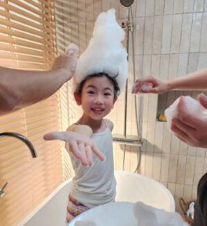 Luo Fei Chang Instagram - 《爸爸的話》台塑生醫20週年形象影片 側拍(一)
道具哥哥很厲害～
做了一頂三角帽給扉戴
這樣頭髮才能長高高😆