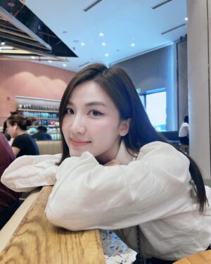 Lương Thanh Instagram - Một ngày gần cuối năm..🌸🌈💙