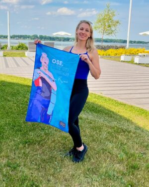 Lysanne Richard Instagram - 🚨Lancement des nouvelles serviettes signature Lysanne!🚨

C’est aujourd’hui que nous vous dévoilons nos nouvelles serviettes @solem.ca signature Lysanne: « Ose, tout est possible! » Cette édition, crée en collaboration entre Solem et moi, est composée d’une serviette sport et d’une serviette de plage. Elles représentent le grand moment que l’on a vécu lors de mon plongeon record de l’hélicoptère! Soyez dans les premiers à les commander ici: Solem | Serviettes en microfibre douces et compactes (https://solem.ca/) #pub