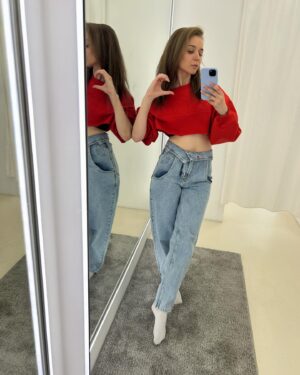 Lyubov Konstantinova Instagram - Несколько дней назад я познакомилась с потрясающими людьми и их замечательным брендом @znwr.store , и они покорили меня мгновенно. Этот бренд создан НАСТОЛЬКО С ЛЮБОВЬЮ И ПО ЛЮБВИ. Экскурсию по магазину мне проводили целый час, любовно рассказывая о каждой вещи, о каждом оттенке цвета, о нюансах производства, о том, как делается то или иное изделие. Я ходила по магазину и насыщалась добром и светом, исходящим от этих людей, так трепетно и нежно относящимся к своему бренду! «ZNWR» - сокращение от dzen wear. Мне сказали, что это и есть суть того, как создатели мечтают, чтобы чувствовал себя человек, носящий их одежду. В магазине у меня разбегались глаза от нежных добрых надписей, находящихся тут и там. Потом была примерка, и тут я влюбилась по-настоящему. Настолько, что, надев впервые на себя эти джинсы, я поняла, что не сниму их больше) (Спойлер: из магазина в тот день я вышла именно в них, и с тех пор они собирают комплименты без остановки. И не только джинсы. А весь этот прекрасный образ, который мне теперь чудовищно сложно променять на другую одежду из своего шкафа😂) Девочки и мальчики, женщины и мужчины, за потрясающей красотой, одновременно являющейся невероятно удобной и практичной, отражающей тебя, за десятками уникальных  цветов и оттенков, способными выразить именно ваше настроение, состояние, и вкус, за вещами, которые будто нежно обнимают тебя с ног до головы и без труда привлекают всеобщее внимание, не кричаще, а очень вкусно и уникально смотрясь и подчеркивая фигуру, идите в магазины @znwr.store . Я официально влюблена в этот бренд! Ребята покорили меня, а лучшей рекламой им служат их же собственные вещи, которыми я любуюсь💔 И даже сейчас я сижу в этих джинсах и улыбаюсь! Спасибо за знакомство, дорогие @znwr.store 🤍☀️