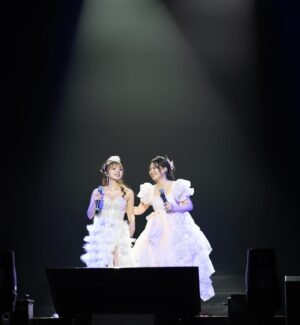 MARiA Instagram - 本当に夢のような時間。
2人のお話はゆっくり書きたかったので投稿が遅くなってしまいました☺️
まだ余韻に浸っているコンサートの日のことを想いながら書いています。

ちょうど一年前頃、私はゴン先生と出会いました。

ゴン先生は
初めての中国の番組出演で
不安でいっぱいの私をいつもそばで励ましてくれて
中国語の発音もじっくり教えてくださり
何もわからない私に中国の文化や音楽を丁寧に教えてくださいました。

いつも会うたび、小美！と笑顔で抱きしめてくれることで
とても安心したのを覚えています。

それは一年たった今でも変わらずっ！！！

本番の2日前に久しぶりにお会いしたときも
抱きしめあいながら、会えなかった日をどのように過ごしていたのかを確かめあいました✨

打ち合わせで少し歌っただけでも
会えなかった時間が埋まったように本当に息がぴったりで絆の強さを改めて感じ、
お互いにとても心地が良くやっぱりこれだなぁ、、、と
しみじみしっくりする感覚でした。

私はゴン先生と歌うことがとても好きです♡

一年前の初舞台『花海』は
とにかく緊張して不安で胸いっぱいで、ステージを降りたあとは
ぁぁぁぁ、無事に終わった、、、と緊張がほぐれての涙でしたが、

一年後のこの日に歌った『花海』はとても幸せで愛に溢れていました、会場中が愛でいっぱいで私たちを見てくれるみんなの顔もゴン先生も本当に優しさと愛に溢れた表情で
なんて素敵な空間なんだろうと、そして一年前から辿ってきた道を思い出し、感動の涙がこぼれました。

私が中国の番組にチャレンジしようと思ったのは
もちろん自分のキャリアにとって
大きなチャンスだったからでもあるけれど
なによりも、
国と国を繋ぐ架け橋のような存在になりたいと思ったから。

ゴン先生も初めてお会いした時から同じ想いを持っていると言ってくださいました。

生まれた国や育った環境、使っている言語も違いますが
私たちの想いはひとつです。

きっと見てくれた皆さんも同じ気持ちになってくれたのではないでしょうか？

だからこそ、私たちが協力した『花海』は沢山の方に伝わったのだと思っています。

次に会えるのはいつかはわからないけれど
どんなに遠くに離れていても想いは通じ合っています。

実はねいつもね、ゴン先生が私を気にかけてくださって
連絡をいただくの！
会えてなくてもいつも連絡を取り合っているの🤭

一年前の私はこんな出会いが待ってるなんて思ってもなかったなぁ。

今でも慣れない環境や、
中国語の歌を沢山覚えて、歌うのは大変で
いっぱいいっぱいになって
心が折れてしまいそうなこともあるけれど🥲

中国で私を心から愛してくれる素敵な友情、絆があるから
どんな高い壁も険しい道も越えていける気がするのです。

非常感谢🙏老龚♡

この出会いは私の人生の宝物です。

心からの感謝と尊敬を。

友谊长存❤️

#MARIA #龚琳娜 #美依礼芽