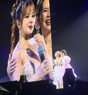 MARiA Instagram - 本当に夢のような時間。
2人のお話はゆっくり書きたかったので投稿が遅くなってしまいました☺️
まだ余韻に浸っているコンサートの日のことを想いながら書いています。

ちょうど一年前頃、私はゴン先生と出会いました。

ゴン先生は
初めての中国の番組出演で
不安でいっぱいの私をいつもそばで励ましてくれて
中国語の発音もじっくり教えてくださり
何もわからない私に中国の文化や音楽を丁寧に教えてくださいました。

いつも会うたび、小美！と笑顔で抱きしめてくれることで
とても安心したのを覚えています。

それは一年たった今でも変わらずっ！！！

本番の2日前に久しぶりにお会いしたときも
抱きしめあいながら、会えなかった日をどのように過ごしていたのかを確かめあいました✨

打ち合わせで少し歌っただけでも
会えなかった時間が埋まったように本当に息がぴったりで絆の強さを改めて感じ、
お互いにとても心地が良くやっぱりこれだなぁ、、、と
しみじみしっくりする感覚でした。

私はゴン先生と歌うことがとても好きです♡

一年前の初舞台『花海』は
とにかく緊張して不安で胸いっぱいで、ステージを降りたあとは
ぁぁぁぁ、無事に終わった、、、と緊張がほぐれての涙でしたが、

一年後のこの日に歌った『花海』はとても幸せで愛に溢れていました、会場中が愛でいっぱいで私たちを見てくれるみんなの顔もゴン先生も本当に優しさと愛に溢れた表情で
なんて素敵な空間なんだろうと、そして一年前から辿ってきた道を思い出し、感動の涙がこぼれました。

私が中国の番組にチャレンジしようと思ったのは
もちろん自分のキャリアにとって
大きなチャンスだったからでもあるけれど
なによりも、
国と国を繋ぐ架け橋のような存在になりたいと思ったから。

ゴン先生も初めてお会いした時から同じ想いを持っていると言ってくださいました。

生まれた国や育った環境、使っている言語も違いますが
私たちの想いはひとつです。

きっと見てくれた皆さんも同じ気持ちになってくれたのではないでしょうか？

だからこそ、私たちが協力した『花海』は沢山の方に伝わったのだと思っています。

次に会えるのはいつかはわからないけれど
どんなに遠くに離れていても想いは通じ合っています。

実はねいつもね、ゴン先生が私を気にかけてくださって
連絡をいただくの！
会えてなくてもいつも連絡を取り合っているの🤭

一年前の私はこんな出会いが待ってるなんて思ってもなかったなぁ。

今でも慣れない環境や、
中国語の歌を沢山覚えて、歌うのは大変で
いっぱいいっぱいになって
心が折れてしまいそうなこともあるけれど🥲

中国で私を心から愛してくれる素敵な友情、絆があるから
どんな高い壁も険しい道も越えていける気がするのです。

非常感谢🙏老龚♡

この出会いは私の人生の宝物です。

心からの感謝と尊敬を。

友谊长存❤️

#MARIA #龚琳娜 #美依礼芽