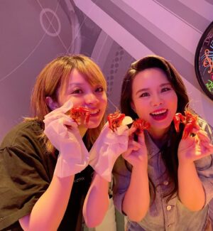 MARiA Instagram - 本当に夢のような時間。
2人のお話はゆっくり書きたかったので投稿が遅くなってしまいました☺️
まだ余韻に浸っているコンサートの日のことを想いながら書いています。

ちょうど一年前頃、私はゴン先生と出会いました。

ゴン先生は
初めての中国の番組出演で
不安でいっぱいの私をいつもそばで励ましてくれて
中国語の発音もじっくり教えてくださり
何もわからない私に中国の文化や音楽を丁寧に教えてくださいました。

いつも会うたび、小美！と笑顔で抱きしめてくれることで
とても安心したのを覚えています。

それは一年たった今でも変わらずっ！！！

本番の2日前に久しぶりにお会いしたときも
抱きしめあいながら、会えなかった日をどのように過ごしていたのかを確かめあいました✨

打ち合わせで少し歌っただけでも
会えなかった時間が埋まったように本当に息がぴったりで絆の強さを改めて感じ、
お互いにとても心地が良くやっぱりこれだなぁ、、、と
しみじみしっくりする感覚でした。

私はゴン先生と歌うことがとても好きです♡

一年前の初舞台『花海』は
とにかく緊張して不安で胸いっぱいで、ステージを降りたあとは
ぁぁぁぁ、無事に終わった、、、と緊張がほぐれての涙でしたが、

一年後のこの日に歌った『花海』はとても幸せで愛に溢れていました、会場中が愛でいっぱいで私たちを見てくれるみんなの顔もゴン先生も本当に優しさと愛に溢れた表情で
なんて素敵な空間なんだろうと、そして一年前から辿ってきた道を思い出し、感動の涙がこぼれました。

私が中国の番組にチャレンジしようと思ったのは
もちろん自分のキャリアにとって
大きなチャンスだったからでもあるけれど
なによりも、
国と国を繋ぐ架け橋のような存在になりたいと思ったから。

ゴン先生も初めてお会いした時から同じ想いを持っていると言ってくださいました。

生まれた国や育った環境、使っている言語も違いますが
私たちの想いはひとつです。

きっと見てくれた皆さんも同じ気持ちになってくれたのではないでしょうか？

だからこそ、私たちが協力した『花海』は沢山の方に伝わったのだと思っています。

次に会えるのはいつかはわからないけれど
どんなに遠くに離れていても想いは通じ合っています。

実はねいつもね、ゴン先生が私を気にかけてくださって
連絡をいただくの！
会えてなくてもいつも連絡を取り合っているの🤭

一年前の私はこんな出会いが待ってるなんて思ってもなかったなぁ。

今でも慣れない環境や、
中国語の歌を沢山覚えて、歌うのは大変で
いっぱいいっぱいになって
心が折れてしまいそうなこともあるけれど🥲

中国で私を心から愛してくれる素敵な友情、絆があるから
どんな高い壁も険しい道も越えていける気がするのです。

非常感谢🙏老龚♡

この出会いは私の人生の宝物です。

心からの感謝と尊敬を。

友谊长存❤️

#MARIA #龚琳娜 #美依礼芽