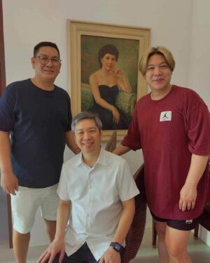 MC Calaquian Instagram - Family picture kami, kulang lang si Papa kasi wala siyang portrait, thank u mga kuya ko ❤️🥰