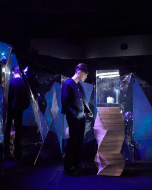 MC Cheung Instagram - A Diamond is Forever

今日到訪Nature's Mic Drop「天然美鑽閃耀登場」藝術展深深感受到呢句slogan背後嘅涵義，見到其中展出的616 克拉鑽石原石，由底層散發著閃閃光芒，震撼程度令我想私藏放係屋企欣賞。而在天然美鑽工作坊，更有幸以頂端儀器觀察鑽石的內部結構，更能感受到它的罕有及獨特！每粒獨特的自然紋理，都好似承載著每段故事，同我地經歷人生不同階段，擁有的故事一樣，都是無可取替，是一份珍貴的禮物，值得傳承下去。

呢個展覽真係會睇到雙眼發光㗎，你哋都嚟睇下啦！👀

Nature’s Mic Drop 
「天然美鑽 閃耀登場 」藝術展
日期：12月3日（星期日）至12月22日（星期五）
地點：SEEFOOD ROOM Gallery（中環安蘭街9號）
時間：早上11時至晚上7時
網上登記預約: https://shorturl.at/ctyEK

#鑽石恒久遠一顆永留傳 
#天然美鑽閃耀登場
#天然鑽石
#adiamondisforever
#naturesmicdrop
#naturaldiamonds