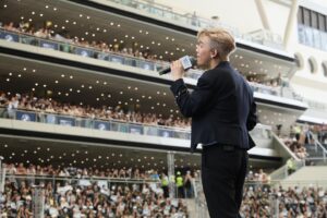 MC Cheung Instagram - 多謝今年《寶馬香港打吡大賽》邀請我擔任開幕表演嘉賓，令我第一次踏足沙田馬場就可以唱歌俾大家聽，仲繼電影合作之後，同打吡大使丹爺（甄子丹）喺馬場再次碰面。
原來喺現場感受賽馬運動真係好刺激，再加埋你哋嘅歡呼吶喊，同埋馬場餐廳嘅無限美食，今日雖然好曬，但係我真係過得好開心，希望你哋都係啦😎

#寶馬香港打吡大賽 #打吡 #四歲功名一生一次 #四歲馬經典賽事系列 #沙田馬場 #GoRacingHK #ShatinRacecourse #BMWHK