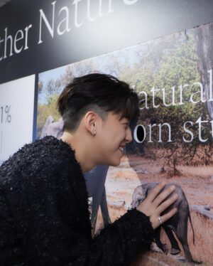 MC Cheung Instagram - A Diamond is Forever

今日到訪Nature's Mic Drop「天然美鑽閃耀登場」藝術展深深感受到呢句slogan背後嘅涵義，見到其中展出的616 克拉鑽石原石，由底層散發著閃閃光芒，震撼程度令我想私藏放係屋企欣賞。而在天然美鑽工作坊，更有幸以頂端儀器觀察鑽石的內部結構，更能感受到它的罕有及獨特！每粒獨特的自然紋理，都好似承載著每段故事，同我地經歷人生不同階段，擁有的故事一樣，都是無可取替，是一份珍貴的禮物，值得傳承下去。

呢個展覽真係會睇到雙眼發光㗎，你哋都嚟睇下啦！👀

Nature’s Mic Drop 
「天然美鑽 閃耀登場 」藝術展
日期：12月3日（星期日）至12月22日（星期五）
地點：SEEFOOD ROOM Gallery（中環安蘭街9號）
時間：早上11時至晚上7時
網上登記預約: https://shorturl.at/ctyEK

#鑽石恒久遠一顆永留傳 
#天然美鑽閃耀登場
#天然鑽石
#adiamondisforever
#naturesmicdrop
#naturaldiamonds