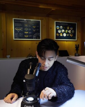 MC Cheung Instagram - A Diamond is Forever

今日到訪Nature's Mic Drop「天然美鑽閃耀登場」藝術展深深感受到呢句slogan背後嘅涵義，見到其中展出的616 克拉鑽石原石，由底層散發著閃閃光芒，震撼程度令我想私藏放係屋企欣賞。而在天然美鑽工作坊，更有幸以頂端儀器觀察鑽石的內部結構，更能感受到它的罕有及獨特！每粒獨特的自然紋理，都好似承載著每段故事，同我地經歷人生不同階段，擁有的故事一樣，都是無可取替，是一份珍貴的禮物，值得傳承下去。

呢個展覽真係會睇到雙眼發光㗎，你哋都嚟睇下啦！👀

Nature’s Mic Drop 
「天然美鑽 閃耀登場 」藝術展
日期：12月3日（星期日）至12月22日（星期五）
地點：SEEFOOD ROOM Gallery（中環安蘭街9號）
時間：早上11時至晚上7時
網上登記預約: https://shorturl.at/ctyEK

#鑽石恒久遠一顆永留傳 
#天然美鑽閃耀登場
#天然鑽石
#adiamondisforever
#naturesmicdrop
#naturaldiamonds