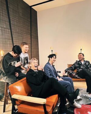 MC Cheung Instagram - 笑一個 😊 happy night 
唔笑有型嘅相去哂邊

@keung_show @shoumethemoneyxx @jayfungmusic @garethchan @chanwinghim @_goochan_ @jnybeatzz
