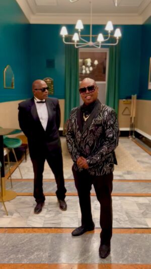 MC Hammer Instagram - It’s going up in the City !!! We here ! 
Lil Potna 🤜🏾👑🤛🏾