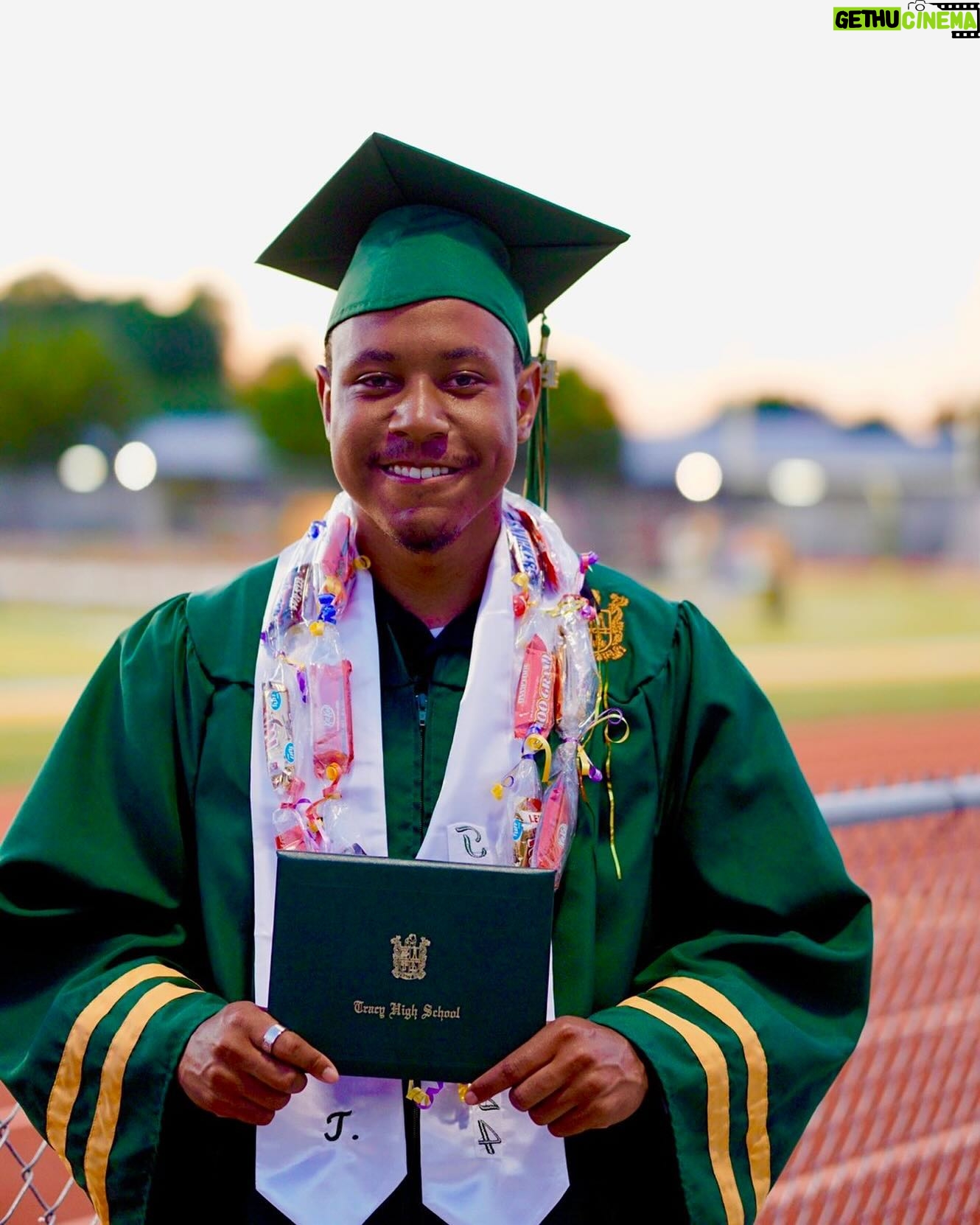 MC Hammer - 12.7K Likes - Congratulations Chef Sam !!! I’m Proud of You Son.You came in the world fighting for life … one pound eleven ounces … 3 months in the NICU and you refused to quit !!!! On this day by God’s Grace you’re Six One and 170 pounds.A focused young Gentleman and your final report card was straight A’s !!! Love You Son✨🕺🏾🤎 @sammythekidchef