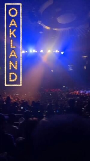MC Hammer Instagram - Oaktown !!! I appreciate the love at the NE Concert 2nite 
TownBiz !!! ✊🏽🕺🏾✊🏽🕺🏾✊🏽🕺🏾✊🏽