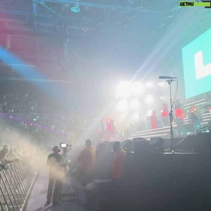 MNEK - 3 Likes - i just got off an arena tour around the UK with these amazing people! it was so fun to sing again!! @petetongofficial @julesbuckleymusic @ibiza.classics I can’t express how full I feel after performing with you guys ❤️❤️❤️ @shezaronly @brendanreillyofficial @vulavox you guys are the best ✨ and my fellow guest vocalists @jemcooke @jazzyofficial__ @johnmartinofficial you all killed it!
& special thanks to my amazing team @shanicenadine @chry5ta1 @stevie.gatez @moomalproartist @jadefordlondon @nathangoodinghair for getting me together! A great way to end the year ❤️