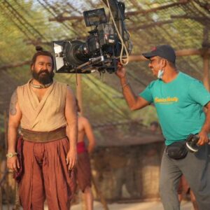 Maala Parvathi Instagram - സിനിമയിലെ അണിയറയിൽ, എപ്പോൾ കാണുമ്പോഴും അതിശയിപ്പിക്കുന്ന ഒരു പ്രതിഭയെ നിങ്ങൾക്കും കൂടെ പരിചയപ്പെടുത്തണമെന്ന് തോന്നി. അതിനാണീ കുറിപ്പ് .

പേര് ദീപക്.T. കല്ലിംഗൽ. Focus Puller ആണ്.ഇദ്ദേഹം ക്യാമറക്കരികിലുണ്ടെങ്കിൽ, ഫോക്കസ് പോയതിൻ്റെ പേരിൽ, ഷോട്ട് കട്ടാകില്ല. ഇത് എന്ത് ജാലവിദ്യ എന്ന് നമുക്ക് തോന്നി പോകും! 

സാധാരണ ഗതിയിൽ, ഫോക്കസിന് വേണ്ടി എൻട്രി കൊടുക്കണം, ക്യാമറക്ക് വേണ്ടി റിഹേഷ്സൽ പിന്നെ "Take." എല്ലാ റിഹേഴ്സലുകൾക്ക് ശേഷവും Focus ഉണ്ടോ എന്ന് ചെക്ക് ചെയ്യും, ഫോക്കസിന് വേണ്ടി  റീടേക്ക് ഉണ്ടാവും, അതൊക്കെ  സ്വാഭാവികമാണ്.

എന്നാൽ ഗിംബല്ലിൽ ക്യാമറ ആയിരിക്കുമ്പോഴും, ഓവർ ബോർഡിൽ കയറി,ആക്ഷൻ സീക്വൻസിൽ ,ആക്ടേഴ്സിൻ്റെ പിന്നിൽ പായുന്ന ക്യാമറമാൻ്റെ കൂടെ നിന്ന് ഫോക്കസ് കൃത്യമായി പിടിക്കുന്ന ദീപക്.. എൻ്റെ സിനിമാ ജീവിതത്തിൽ ഞാൻ കണ്ട അത്ഭുത മനുഷ്യരിൽ  ഒരാളാണ്! അസാമാന്യ പ്രതിഭ ! 

സാധാരണ ഗതിയിൽ ആക്ടേഴ്സ് മൂവ് ചെയ്യേണ്ട വഴിയും നിൽക്കേണ്ട മാർക്കും മുൻകൂട്ടി പറയും. അത് പാലിക്കണം. ചില സമയത്തെങ്കിലും, അത് അഭിനേതാക്കളുടെ സ്വാതന്ത്ര്യത്തെ ഹനിക്കാറുണ്ട്. എന്നാൽ ആക്ടേഴ്സിന് എല്ലാ സ്വാതന്ത്ര്യവും അനുവദിച്ച് കൊണ്ട് ദീപക് ക്യാമറക്കരികിൽ, ഫോക്കസ് പിടിക്കാൻ നിൽക്കുമ്പോൾ, അദ്ദേഹം നൽകുന്ന ഒരു ധൈര്യമുണ്ട്. "സ്വാതന്ത്ര്യത്തോടെ അഭിനയിച്ചോളു. ഫോക്കസ് ഞാൻ  പിടിച്ചോളാമെന്ന് " . 

Focus Pullers - ന് അവാർഡ് ഉണ്ടോ എന്ന് എനിക്കറിയില്ല. പക്ഷേ Deepak - നെ പോലുള്ളവരോടൊപ്പം വർക്ക് ചെയ്യുമ്പോൾ സംവിധായകനും, DOP യും,ആക്ടേഴ്സും മനസ്സ് കൊണ്ട് ഇദ്ദേഹത്തിന് നൂറ് തവണ അവാർഡ് നൽകിയിട്ടുണ്ടാകും.

ഇപ്പോൾ മുസ്തഫ സംവിധാനം ചെയ്യുന ''മുറ " എന്ന ചിത്രത്തിൽ DOP Fazil Nazir നൊപ്പം ഈ ഫോക്കസ് മാന്ത്രികനെ കണ്ടു. ഗംഭീര ആക്ഷൻ രംഗങ്ങളിൽ ഒരു റീടേക്ക് പോലുമില്ലാതെ സിക്സറോട് സിക്സർ അടിക്കുന്ന കണ്ടാണ് ഞാൻ പോയി പരിചയപ്പെട്ടത്.

ആദരണീയരായ മധു നീലകണ്ഠനും, രാജീവ് രവിയുമെല്ലാം ഇദ്ദേഹത്തിനെ അവരുടെ ചിത്രത്തിലേക്ക് ക്ഷണിക്കുന്നത് വെറുതെ അല്ല. 

ചുരുളിക്ക് ശേഷം മലൈകോട്ടൈ  വാലിഭനിലും ഇദ്ദേഹം തന്നെയാണ് ഫോക്കസ് പുള്ളർ 

Fireman (2015)
Saaradhi (2015)
Kammatti Paadam (2016)
Njandukalude Naattil Oridavela (2017)
Thondi Muthalum Driksakshiyum (2017)
Mukkabaaz (2017)
Oru Kuprasidha Payyan (2018)
Uyare (2019)
Kettiyollaanu Ente Maalakha (2019)
Moothon (2019)
Run Kalyani (2019)
Varane Avashyamund (2020)
Janeman (2021)
Churuli (2021)
Oru Thekkan Thallu Case
Meri Awas Suno (2022)
Higuita (2023)
Merry Christmas (2024)
Malaikottai Vallibhan (2024)