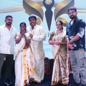 Maala Parvathi Instagram - Editoreal  എന്ന മാധ്യമ സ്ഥാപനം #wonderwomenawards ന് അതിഥിയായി ക്ഷണിച്ചപ്പോൾ ,എല്ലാ ചടങ്ങും പോലെ, മറ്റൊരു ചടങ്ങ് എന്നേ കരുതിയൊള്ളു. പക്ഷേ അത് അങ്ങനെ ഒരു സാധാരണ ചടങ്ങായിരുന്നില്ല. മനുഷ്യത്വത്തിൻ്റെ, മാനവികതയുടെ ആഘോഷമായിരുന്നു അത്.

ഇല്ലായ്മയുടെ പടുകുഴിയിൽ നിൽക്കുമ്പോഴും, മറ്റുള്ളവർക്ക് കൈത്താങ്ങാകുന്ന ,കൈത്താങ്ങായ കുറച്ച് സ്ത്രികൾക്കാണ് editoreal 'wonder women '  പദവി നൽകിയത്. 
ഉദാഹരണത്തിന് വിലാസിനി ചേച്ചി. ഗാന്ധിഗ്രാമിലെ ഒരു അനാഥ കുഞ്ഞിൻ്റെ നൂലു കെട്ടിന്, മാലിന്യം പെറുക്കി ജീവിക്കാന്ന ഒരു സ്ത്രീ സ്വർണ്ണ മാലാ  സമ്മാനിച്ചു എന്ന പത്രവാർത്ത വായിച്ച editorial -ൻ്റെ സാരഥിയായ @Arun Raghavan അവരുടെ വീട്ടിലെത്തി.
നാല് പേരടങ്ങുന്ന കുടുബത്തിലെ ഏക ആശ്രയമാണ് അർബുദ രോഗം ബാധിച്ച വിലാസിനി ചേച്ചി. വൃദ്ധയായ അമ്മയും, നടക്കാനാവാത്ത അവസ്ഥയിൽ വിലാസിനി ചേച്ചിയെ ആശ്രയിക്കുന്ന മറ്റ് 2 പേരുമാണ്  ചേച്ചിയുടെ കുടുംബം. സ്വന്തം ആവശ്യത്തിന്, ചികിത്സയ്ക്ക് ഉതകും എന്ന് കരുതി സൂക്ഷിച്ച സ്വർണ്ണ മാലയാണ് അവർ ആ കുഞ്ഞിന് സമ്മാനിച്ചത്.
സാധാരണ യുക്തിക്ക് മനസ്സിലാകാത്ത ആ നന്മയ്ക്ക് പ്രകൃതി നൽകിയ മറുപടിയാണ് അരുണിലൂടെ, വിഘ്നേഷിലൂടെ (Vighnesh Vijayakumar)  എഡിറ്റോറിയലിലൂടെ നടപ്പിലായത്.

വിലാസിനി അമ്മയുടെ ഈ പ്രവർത്തി.. എഡിറ്റോറിയലിനെ പ്രേരിപ്പിച്ചത് ചരിത്രം കുറിക്കാനാണ്.

 വിലാസിനി അമ്മയെ പോലെ സ്വയം മറന്ന്.. സ്വന്തം ഇല്ലായ്മ മറന്ന് പരോപകാരം ചെയ്യുന്നവരെ കണ്ടെത്താനാണ്.
തന്നെ ബാധിച്ച രോഗം മൂലം വീൽ ചെയറിൽ ജീവിക്കുന്ന 34 കാരിയായ, Shobhitha karla ക്ക് എത്ര നാൾ ജീവിക്കും എന്നറിയില്ല. പക്ഷേ ഒരോ നിമിഷവും അവരുടെ ജീവിതം അവർ അർത്ഥമുള്ളതാക്കുന്നു. വീൽ ചെയറിൽ ജീവിക്കുന്നവർക്ക് വേണ്ടി അവർ പ്രവർത്തിക്കുന്നു.
ഈ തരത്തിൽ പ്രവർത്തിക്കുന്ന 7 പേരെയാണ് എഡിറ്റോറിയൽ ആദരിച്ചത്.

അവർ ചരിത്രമാണ് കുറിച്ചത്. സിനിമയിൽ അഭിനയിക്കുന്നവരെയും മറ്റുമാണ് സാധാരണ ഗതിയിൽ ലോകം സെലിബ്രിറ്റി എന്ന് വിളിക്കാറ്.
എന്നാൽ സെലിബ്രിറ്റി എന്ന വാക്കിനെ പുനർ വ്യാഖ്യാനിക്കുകയായിരുന്നു.. ഇന്നലത്തെ ചടങ്ങിലൂടെ Editoreal. സോഷ്യൽ മീഡിയയിലൂടെ ഒന്നും പബ്ലിസിറ്റി നൽകാതെ, പ്രവർത്തിച്ചവരെയാണ് ഇവർ അന്വേഷിച്ച് കണ്ടെത്തിയത്.

ആ ചടങ്ങിന് സാക്ഷിയായവർക്കറിയാം.. ഇന്നലെ നടന്ന ചടങ്ങിൽ ഈശ്വരൻ്റെ ചൈതന്യം നിറഞ്ഞ് നിന്നിരുന്നു എന്ന്. ഈ നന്മയുടെ പ്രതിരൂപങ്ങളായ 7 പേർ, ഇല്ലായ്മയിലും മറ്റുള്ളവൻ്റെ വിശപ്പ് തീർക്കുന്ന 7 സ്ത്രീകൾ ഒരുമിച്ചത് കൊണ്ടാകാം.. ആ ചടങ്ങ് ദിവിത്യം ഉള്ളതായി മാറിയത്.

അലൗകികമായ ഒരു അനുഭവമായിരുന്നു @Editoreal സംഘടിപ്പിച്ച wonder Women awards.