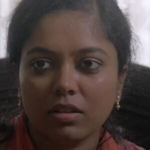 Maala Parvathi Instagram - * From The Writer's Perspective *

"
ന്തോ ആടെന്തോ പ്രശ്നണ്ടായോ?

ഒന്നുണ്ടായില്ലുമ്മ...

പിന്നെന്താ? നീ ബേജാറാക്കാണ്ട് പറയ് മോളെ

ഉമ്മാ...ഞാനിനി അങ്ങോട്ട് പോണില്ല... യ്ക്ക് ഓനുമായിറ്റ് പൊരുത്തപ്പെടാൻ പറ്റാഞ്ഞിറ്റ് പോന്ന്... വേറൊന്നൂല്ല ഉമ്മാ... വേറൊന്നും ഉണ്ടായിട്ടൂല്ല

അതെന്താ മോളെ അങ്ങനെ? നല്ലോണം ആണല്ലോ ഇതുവരെ പോന്നത്...കല്യാണം കഴിഞ്ഞിട്ട് തന്നെ ഇപ്പോ ഒന്ന് രണ്ട് കൊല്ലായില്ലേ...പെട്ടെന്ന് നീ ഇങ്ങനെ പറയാൻ എന്താ കാരണം ന്നാ മനസ്സിലാവാത്തേ... ഓനാണെങ്കിൽ നല്ല പെരുമാറ്റല്ലേ മോളേ...വാപ്പയും ഉമ്മയും ആണേലും ഒരു കുറ്റവും പറയാൻ ഞമ്മക്ക് ഇതുവരെ തോന്നീല്ല... നാട്ടുകാർക്കും വേണ്ടപ്പെട്ടോരല്ലേ...നല്ല തറവാട്ടുകാരും

അതൊന്നും ഞാൻ പറഞ്ഞില്ലല്ലോ ഉമ്മാ...ഓലൊക്കെ നല്ലത് തന്നാ...

അന്നെ ഓലെന്തേലും ചെയ്യേ മോശായിട്ട് പെരുമാറേ അങ്ങനെന്തെങ്കിലുമൊക്കെ ആണല്ലോ ഞമ്മക്ക് ഒരു എതിരഭിപ്രായം പറയാനിണ്ടാവാ...യ്യ് അതൊന്നും ഇണ്ടെന്ന് പറയുണൂല്ല... ഞാൻ വിചാരിച്ച് എന്തോ കാര്യായിട്ട് ഇണ്ടായിക്ക്ണ്ന്ന്...

"

****XXX****

"

ഇങ്ങള് തമ്മിൽ വല്ല പ്രശ്നോണ്ടായോ?

കാര്യായിറ്റൊന്നൂല്ല ഇത്താ

പിന്നെ വീട്ടുകാരും ആയിട്ടാണാ? അങ്ങനെ ഇണ്ടാവണ്ടതല്ലല്ലോ...ഇങ്ങള് നല്ലോണായിനല്ലോ...എന്തോ പറഞ്ഞു തെറ്റീതാണോ?

തെറ്റീട്ടൊന്നൂല്ല ഇത്താ...യ്ക്ക് എന്തോ ഉൾക്കൊള്ളാൻ കയ്യണില്ല...ഞാൻ ഇങ്ങോട്ട് പോന്ന്

ന്നാലും പോരാൻ ഒരു കാരണം വേണ്ടേ?ഇനി ഇങ്ങള് തമ്മിൽ വല്ല കിടപ്പറ പ്രശ്നങ്ങളും ണ്ടോ? ഓനെന്താ ഉൾക്കൊള്ളാൻ പറ്റാത്ത മോശം സ്വഭാവം എന്തെങ്കിലുണ്ടോ? അല്ല കഴിവ് കുറവുണ്ടോ? അങ്ങനെന്തേലും?

അങ്ങനൊന്നൂല്ലേ...ഞാൻ പറഞ്ഞില്ലേ യ്ക്ക് യോജിച്ചു പോവാൻ കയ്യാത്തോണ്ടാ

"

****XXX****
•
ഈയിടെ യൂട്യൂബിൽ ഇറങ്ങിയ ഒരുപാട് പ്രശംസകൾ വാരി കൂട്ടിയ "ഓളാട" എന്ന ഷോർട് ഫിലിമിലെ സംഭാഷണങ്ങൾ ആണിത്. സത്യത്തിൽ ഈ സംഭാഷണങ്ങൾ മനസ്സിരുത്തി വീണ്ടും വീണ്ടും വായിക്കുമ്പോൾ മനസിലേക്ക് അറിയാതെ ചെന്നെത്തുന്ന ഒരു വിരക്തിയുണ്ട്. പ്രത്യേകിച്ചും ചുറ്റുമുള്ള പല സൊ കാൾഡ് കുടുംബം നോക്കുന്ന ആണുങ്ങളുടെ കരണം പൊട്ടിക്കാൻ തോന്നിക്കുന്ന വിധം കലി കയറ്റുന്ന വിരക്തി.

ഒരു മനുഷ്യന് മറ്റൊരു മനുഷ്യനെ പൊരുത്തപ്പെടാൻ പറ്റാത്തത്  വലിയ കാര്യം അല്ലേ? ഒരു ബന്ധത്തിൽ നിന്ന് ഇറങ്ങി വരാൻ 'പൊരുത്തക്കുറവിനെ'ക്കാൾ വലിയ കാരണം എന്തിനാണ് ഇന്നും നമ്മളിൽ പലരും തേടുന്നത്. കുടുംബത്തിനും കുടുംബം നോക്കുന്നവർക്കും ഇഷ്ടമായാൽ കണ്ണും പൂട്ടി കല്യാണം കഴിച്ചു ഒരു മരവിപ്പിൽ ജീവിക്കുന്ന ഒരുപാട് പെൺകുട്ടികളെ നമ്മുടെ നാടുകളിൽ ഇന്നും കാണാൻ ആകും.
[Cont.In Cmnts]
•
Written By:- @the.youth_project
•
#olaada #shortfilm #divyagopinath #she