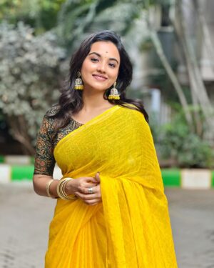 Maanasi G Kannan Instagram - It’s yellove season. So why not 👀💛

#maanasi #supersinger #singer #saree #sareelove #yellow #yellove💛