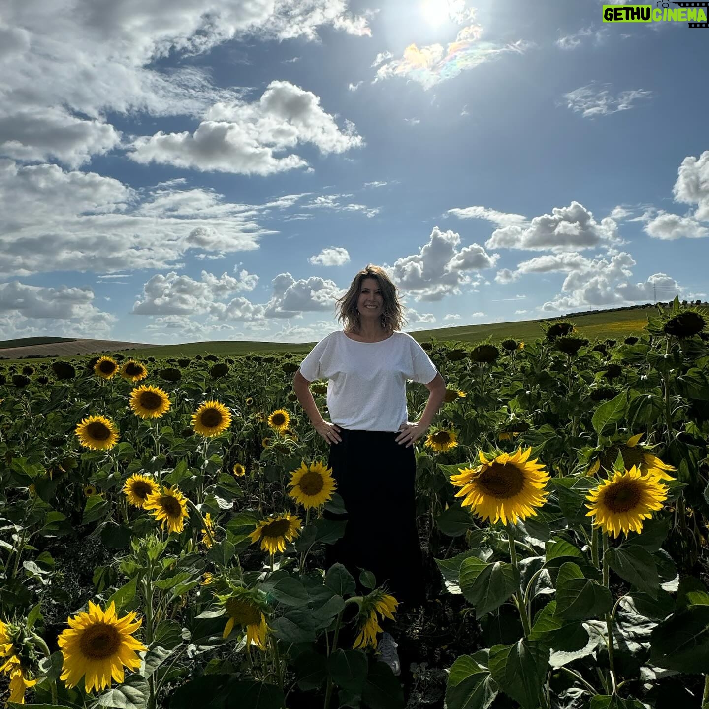 Macarena Pizarro - 2.5K Likes - Me arranqué de la lluvia por un ratito y me vine en busca de ☀️ vuelvo pronto!!! 😉