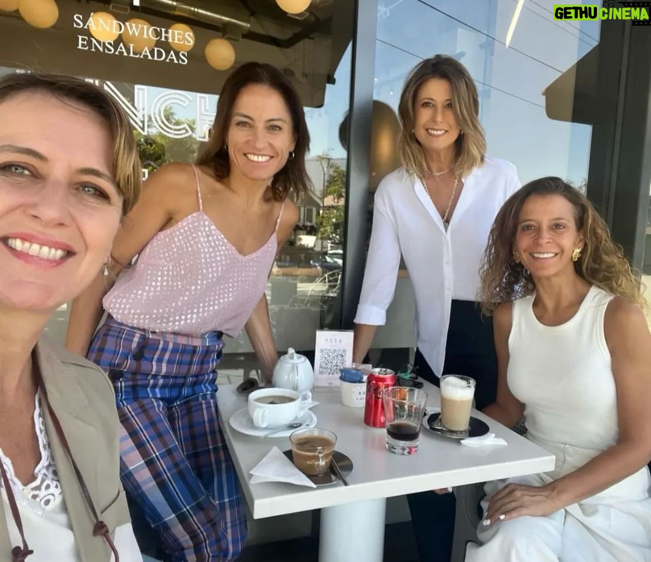Macarena Pizarro - 1.8K Likes - Foto robada a @carolaurrejolatv para mostrarles lo bueno que estuvo este café con la @conisantamariam y la @paula_comandari !!
Qué pena no poder contarles nada de lo que hablamos 😂