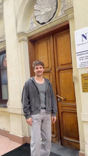 Maciej Musiał Instagram - Halo halo, a może tak odwiedzić hospicjum? Jest przecież wolontariat! To naprawdę uzdrawia duszę i daje właściwą perspektywę. 

Hospicjum to miejsce, w którym troszczy się o życie kruche, słabe i u jego kresu. Często kojarzy się z cierpieniem i śmiercią, ale wcale nie znaczy, że jest przepełnione smutkiem. Hospicjum to też życie. Doswiadcza się w nim radosci z drobnych rzeczy, i prostej codzienności. A od pacjentów można nauczyć się pokory, cierpliwości w znoszeniu przeciwności i czerpania z życia jak najwięcej. 

Zapraszam Was do wolontariatu i pomocy @hospicjumfelicjanek (więcej informacji znajdziecie na ich stronie) 
Ale zachęcam Was też do szukania takich miejsc w Waszych lokalnych społecznościach W CAŁEJ POLSCE i angażowania się. To naprawdę uzdrawia duszę i zmienia perspektywę. 

Dziękuję @hospicjumfelicjanek @krzys_scki za zaproszenie

i Tobie @yusty_viont za złożenie tej rolki 🫂