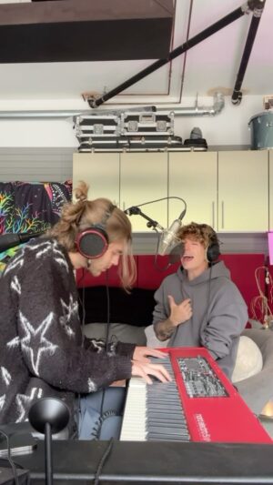 Mackenzie Sol Instagram - Diving deep into the feels with a piano twist on ‘Anxiety.’ Let the vibes hit you and the lyrics hit home. Can you relate? #viral #explore #reels #omg #anxiety #mentalhealth #mentalhealthawareness #mentalhealthmatters LISTEN TO FULL SONG- Link In Bio