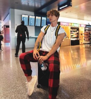 Mackenzie Sol Instagram - HOUSTON WE MADE IT ✈️ CANT WAIT TO MEET YOU ALL TOMORROW AT @typhoontexas
