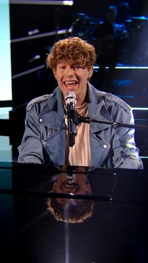 Mackenzie Sol Instagram - @mackenziesol delivers falsetto and all the feels 🎶💙 covering @ladygaga on #IDOL!

3️⃣ ways to vote at the end of the show:⁣ ⁣⁣⁣⁣⁣⁣⁣⁣⁣ ⁣ ⁣⁣⁣⁣⁣⁣⁣⁣⁣ 
🌟Go to americanidol.com/vote⁣⁣⁣⁣⁣⁣⁣⁣⁣⁣⁣ 
🌟Use the American Idol App ⁣⁣⁣⁣⁣⁣⁣⁣⁣⁣⁣ 
🌟Text 15 to 21523⁣⁣⁣⁣⁣⁣⁣⁣⁣ ⁣⁣⁣⁣⁣⁣⁣
Voting closes at 9am ET! 📲🙌