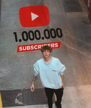 Mackenzie Sol Instagram - I remember after school picking up my iPad and going straight to YouTube to watch my favorite YouTubers. I thought to myself imagine if I could have 1 million subscribers… guess what we did it. thank you all so much ❤️ @youtube