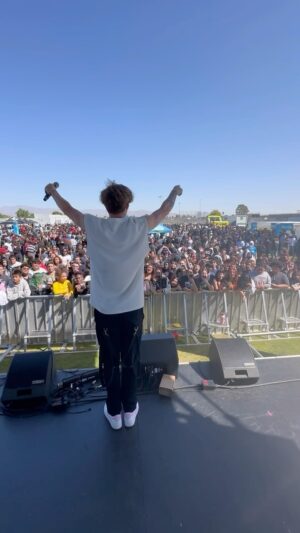 Mackenzie Sol Instagram - Such a good feeling to be back out on stage again ❤️ huge thank you to @tyehollywood @stefanbenzofficial for setting this up !!! Love yall #reels #explore #explorepage #omg #wow #crazy #surprise