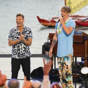 Mackenzie Sol Instagram - Comment what u think we were laughing about 😂 @ryanseacrest