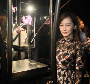 Macy Chan Instagram - 把生活變成藝術
除了後天的堅持和勇氣
還需要天赋的sense & inspirations

💎CINDY CHAO中國首次大展 “無盡之境——CINDY CHAO藝術珠寶大師展”。💎

#cindychao #cindychao_artjewel #jewelryaddict #artlover