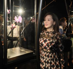 Macy Chan Instagram - 把生活變成藝術
除了後天的堅持和勇氣
還需要天赋的sense & inspirations

💎CINDY CHAO中國首次大展 “無盡之境——CINDY CHAO藝術珠寶大師展”。💎

#cindychao #cindychao_artjewel #jewelryaddict #artlover