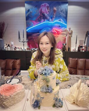 Macy Chan Instagram - 一個完全沒有計劃過的生日【Part I】
完全符合我這種喜歡Ad Hoc的個性
卻又充滿了愛和豐盛💝
先是孫先生抖音粉絲破1000萬🤞🏻
然後是閨蜜為了趕上12點過生日訂了3個蛋糕看看哪一個準時送到(比我更Ad Hoc😂)

@ericsuen 
#birthdaygirl #birthdaycake #adhoc #222