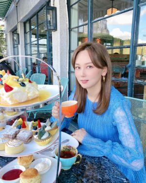 Macy Chan Instagram - 久違的下午茶☕️
立秋前的一天，藍天白雲☁️。
4個女生，配上我最爱的scone和Earl Grey。
爽🥰

Scone必須塗上厚厚的cream & strawberry jam.
吃完元氣滿滿的…去减肥😝

#afternoontea #scones #sconesandjam #earlgrey