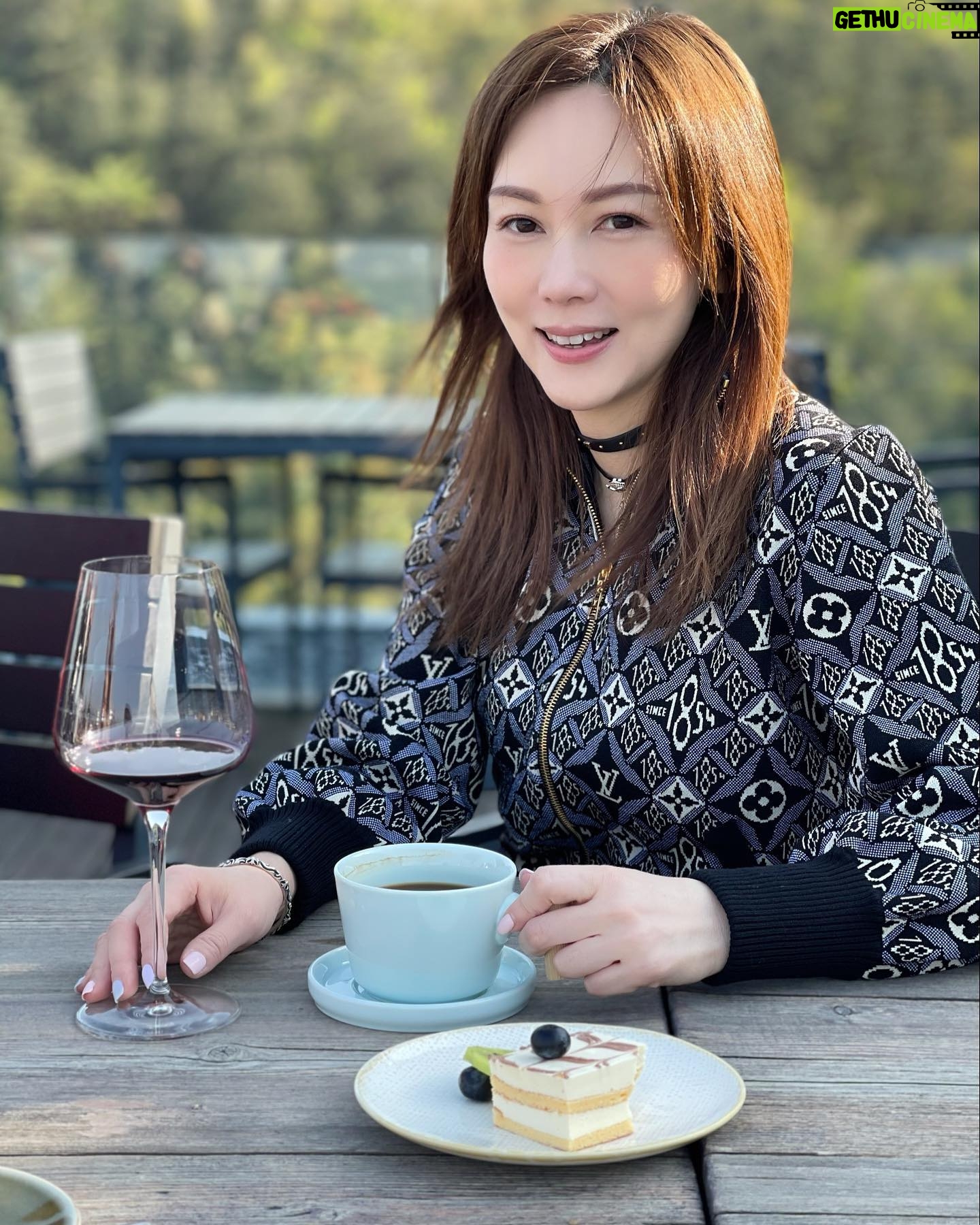 Macy Chan - 440 Likes - Life is great with a cup of coffee☕️, a glass of fine wine🍷, a piece of yummy cake🍰, a sunny afternoon with mild breeze☀️, and most important of all, some lovely friends to fill your day with laughters. 🥰
#travelholic #travelmountain #traveladdict #eastertrip #sunnyday #lifeisgreat #redwine #coffeetime #cheesecake #breeze #louisvuitton