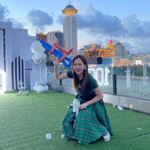 Macy Chan Instagram - 我懷疑，我媽媽小時沒有給我玩小木馬 😂
#騎完差點卡住 😅
#還有香腸氣球做的槍