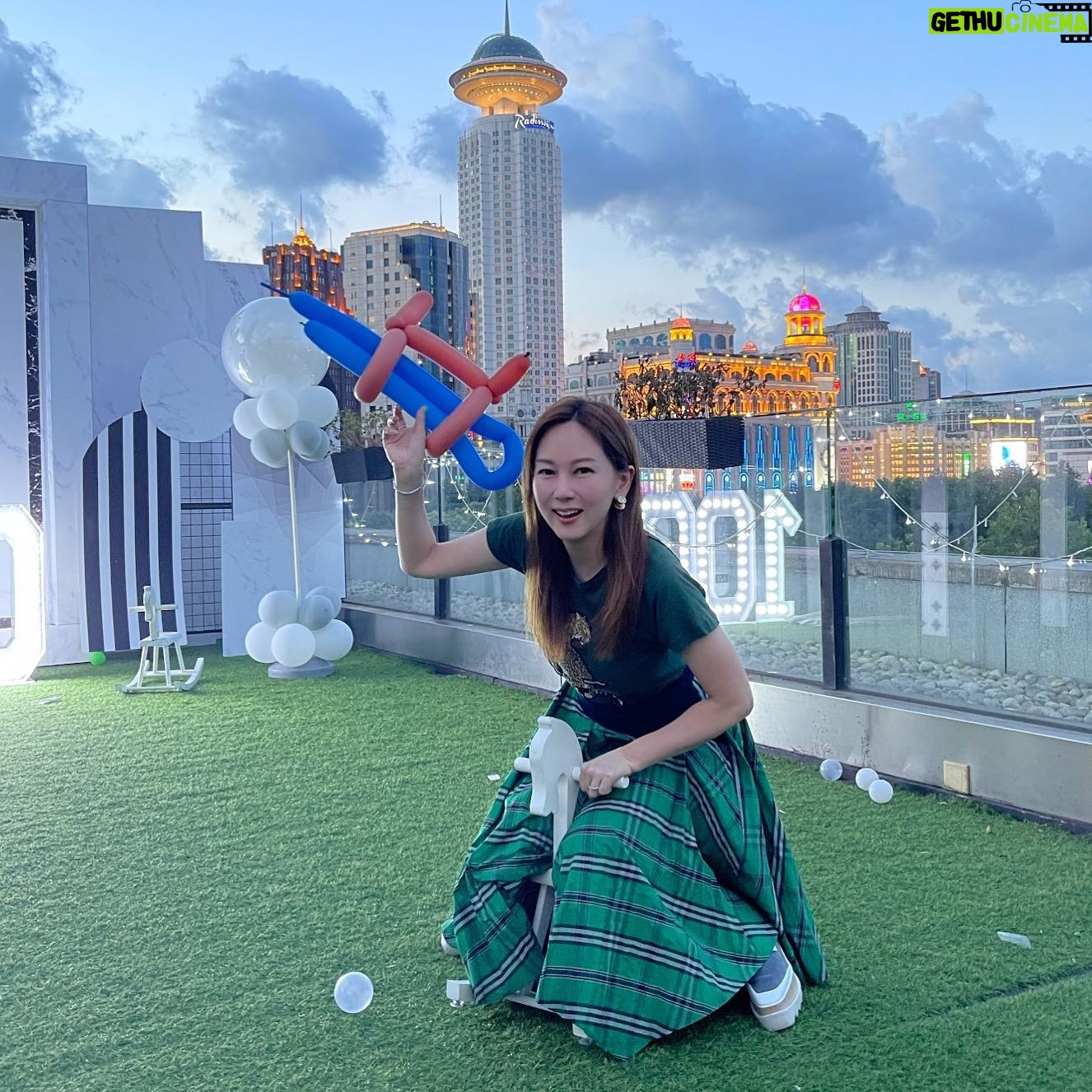 Macy Chan - 427 Likes - 我懷疑,我媽媽小時沒有給我玩小木馬 😂
#騎完差點卡住 😅
#還有香腸氣球做的槍